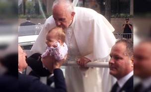 אפיפיור מנשק ילדה (צילום: Twitter/DavidSpuntCBS3)