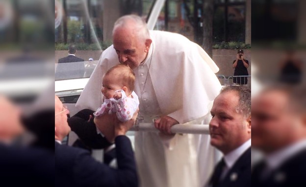 אפיפיור מנשק ילדה (צילום: Twitter/DavidSpuntCBS3)