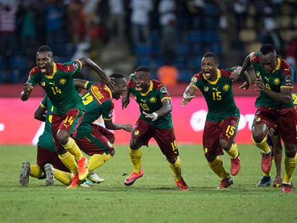 מנדז'ק (משמאל) וחבריו לנבחרת חוגגים באליפות אפריקה אשתקד (getty)