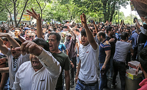 מחאה באירן (צילום: AP, חדשות)