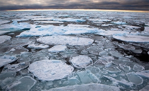 משטחי הקרח המתרחקים. "מפחיד" (צילום: Nick Cobbing/Greenpeace, חדשות)