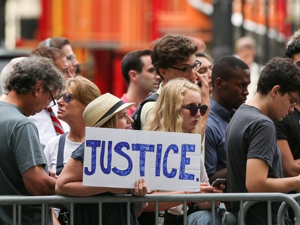 מפגינים מחוץ למשפט של כהן (צילום: רויטרס, חדשות)