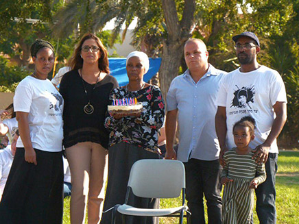 המשפחה עם ראש העיר תומר גלאם (צילום: אדי ישראל, חדשות)