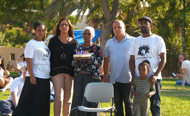 המשפחה עם ראש העיר תומר גלאם (צילום: אדי ישראל, חדשות)