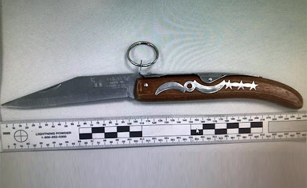 הסכין שנתפסה על גופו של הנאשם (צילום: דוברות המשטרה, חדשות)