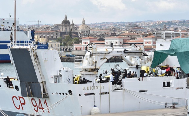 ספינת המהגרים לחופי סיצליה (צילום: AP, חדשות)