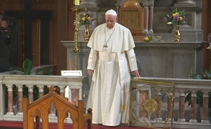 האפיפיור פגש קורבנות תקיפה מינית (צילום: רויטרס, חדשות)