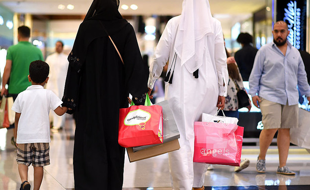 נשים קונות בקניון בדובאי בזמן עיד אל אדחא (צילום: Tom Dulat, Getty Images)