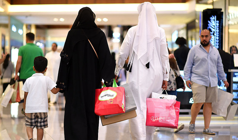 נשים קונות בקניון בדובאי בזמן עיד אל אדחא (צילום: Tom Dulat, Getty Images)