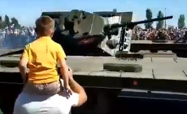 טנק T-34 מתהפך (צילום: Twitter)