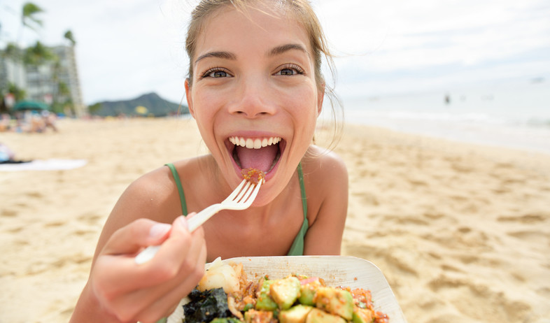 אוכלת בחוף הים (צילום:  Maridav, shutterstock)