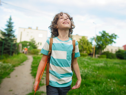 ילד הולך עם תיק על הגב (אילוסטרציה: By Dafna A.meron, shutterstock)