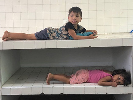 ילדים במחנה מעבר מוונצואלה (צילום: SKY NEWS, חדשות)