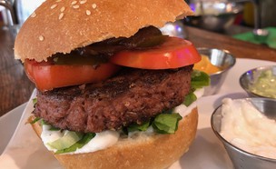 המבורגר זכאים ביונד מיט תל אביב (צילום: ריטה גולדשטיין, אוכל טוב)