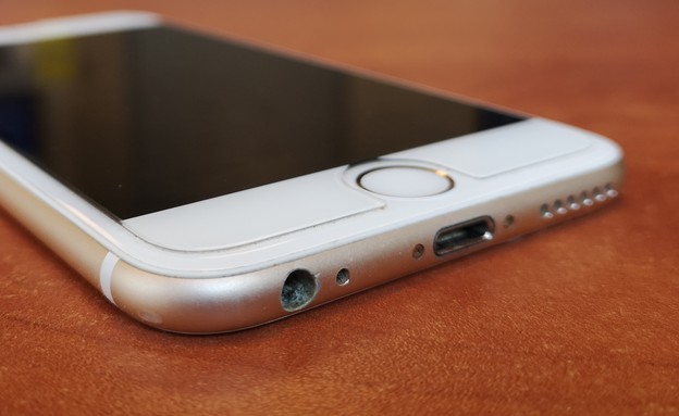 חריץ אוזניות של אייפון 6 (צילום: יאיר מור, NEXTER)