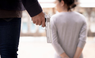 גבר רוצח את חברתו (צילום: Shutterstock By amornchaijj)