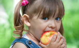 ילדה אוכלת תפוח (צילום: shutterstock)