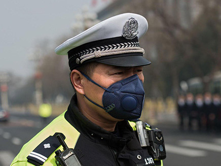 שוטר בביג'ינג (צילום: SKY NEWS, חדשות)
