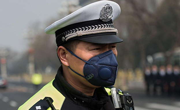 שוטר בביג'ינג (צילום: SKY NEWS, חדשות)