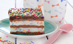 פרוסת עוגת ביסקוויטים קונפטי (צילום: ענבל לביא, mako אוכל)