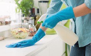 אישה מנקה את המטבח (צילום: Stock-Asso, Shutterstock)