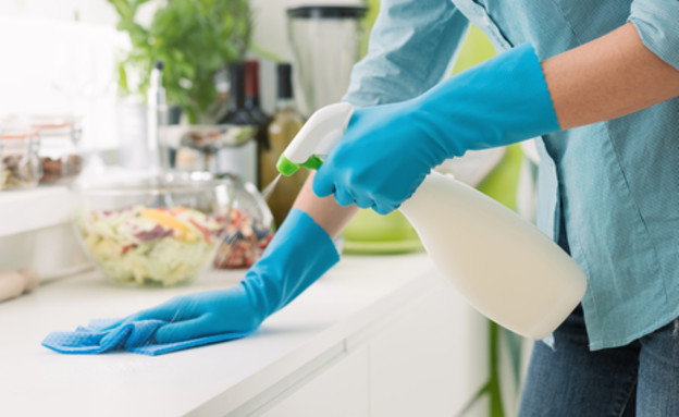 אישה מנקה את המטבח (צילום: Stock-Asso, Shutterstock)