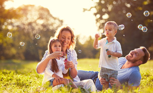 משפחה שמחה (צילום: shutterstock By Lucky Business)