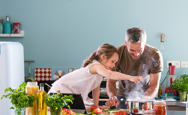 אבא ובת מבשלים (צילום: shutterstock By Jack Frog)