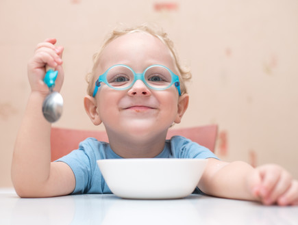 ילד אוכל בשמחה (צילום: shutterstock)