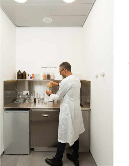 מעבדה מטבולית, צחי כנען במטבח המטבולי (צילום: שירן כרמל)