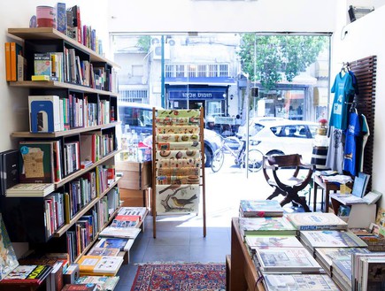 מגדלור חנות ספרים (צילום: דניאל שכטר)