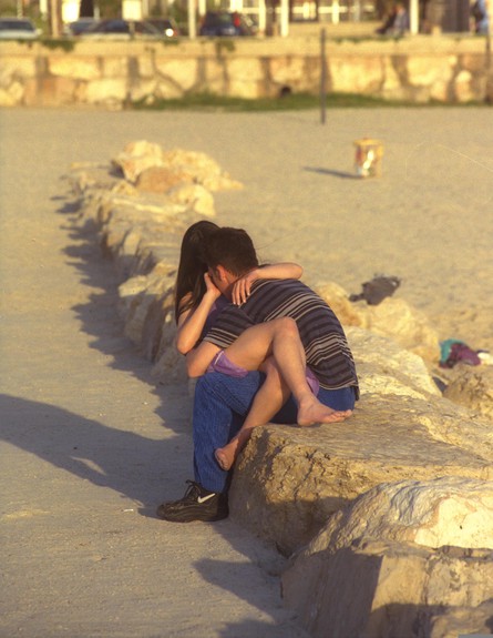 זוג צעיר מתנשק (צילום: משה מילנר, לע