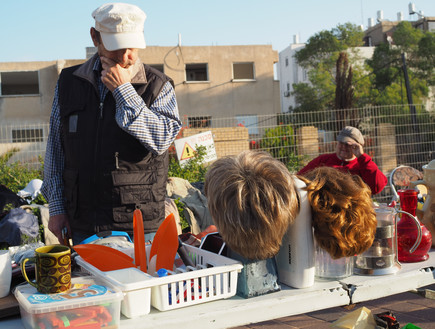 על הרצפה (צילום: דן בלום)