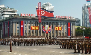 צפו במצעד הצבאי בצפון קוריאה (צילום: CNN, חדשות)
