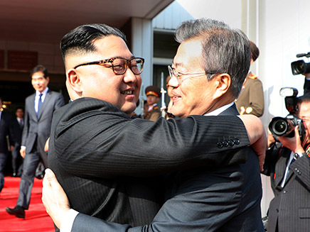 מנהיגי דרום וצפון קוריאה (צילום: AP, חדשות)