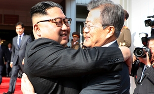 מנהיגי דרום וצפון קוריאה (צילום: AP, חדשות)