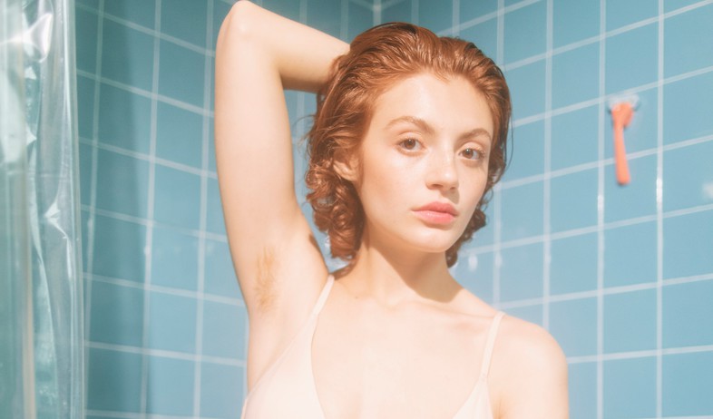 בחורה במקלחת (צילום: billie-in-unsplash)
