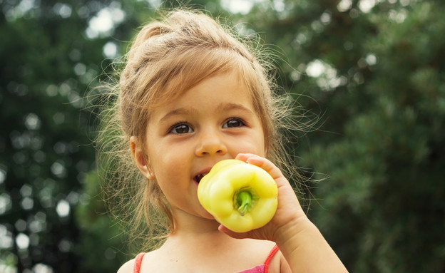 ילדה אוכלת פלפל (צילום: shutterstock)