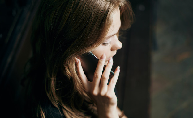 אישה מדברת בטלפון (צילום: By Dafna A.meron, shutterstock)