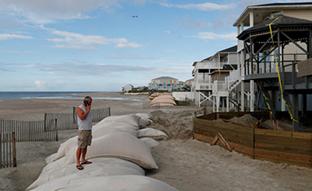 הכנות אחרונות לפני פגיעת הוריקן "פלורנס" (צילום: רויטרס, חדשות)