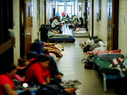אנשים ישנים בבתי ספר (צילום: Sky news, חדשות)