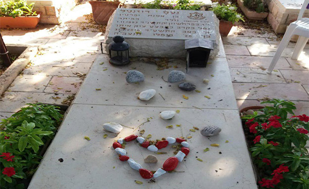 קברו של רוזנטל ז"ל במיתר (צילום: חדשות)