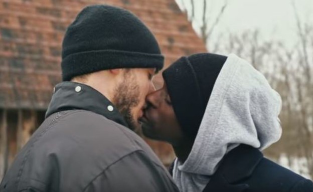זוג גברים מתנשק,the housesitter (צילום: יוטיוב , צילום מסך)