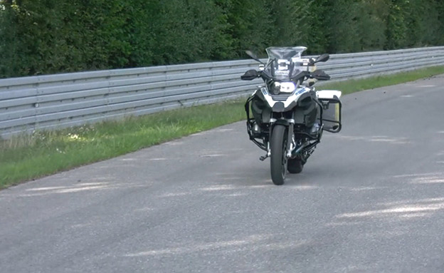 BMW חושפת: אופנוע ללא נהג. צפו (צילום: מתוך ערוץ היוטיוב הרשמי‎, חדשות)