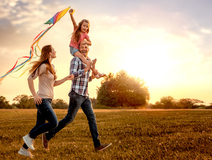משפחה מאושרת אילוסטרציה (צילום: Shutterstock)