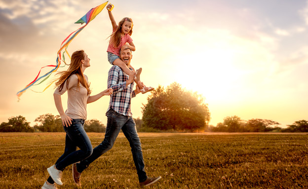משפחה מאושרת אילוסטרציה (צילום: Shutterstock)