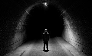 גבר בחושך אילוסטרציה (צילום: Shutterstock)