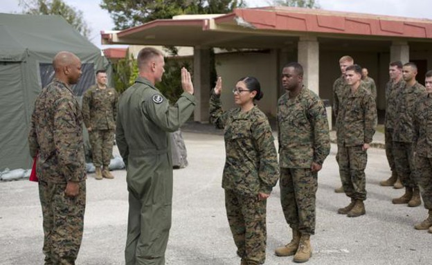 רבט קרוז במארינס (צילום: US Marine Corps)