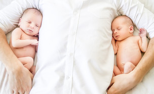אב לתאומים (צילום: shutterstock | Elena Yakusheva)