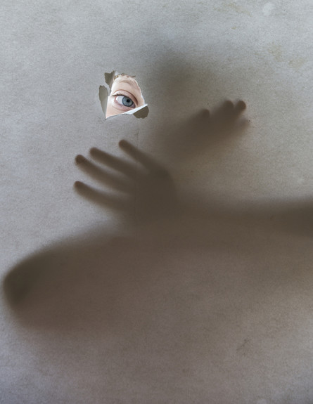 אישה כלואה אילוסטרציה (צילום: Shutterstock)